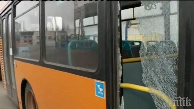 Хулиган счупи прозорец на рейс в София