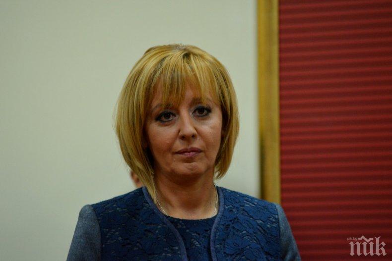 Мая Манолова раздава пакети с храна на хора в нужда в църква и джамия