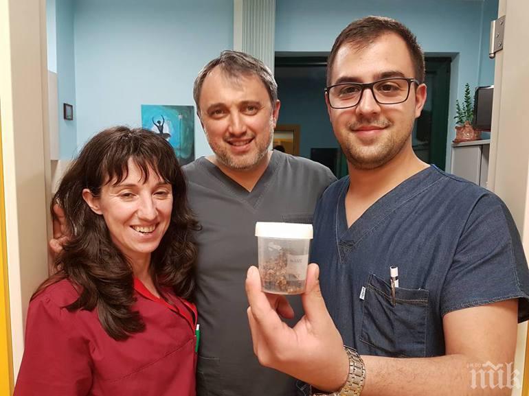 Извадиха безкръвно огромен камък от стомаха на старица (СНИМКА)