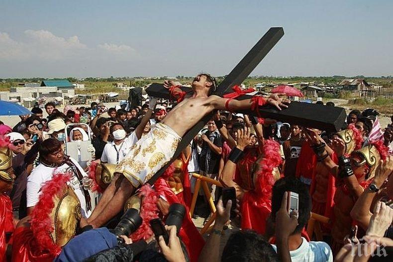 Филипинци се разпъват на кръст навръх Разпети петък