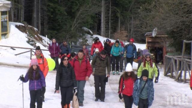 ЧОВЕШКА ПОСТЪПКА! Доброволци организираха снежен излет за деца с церебрална парализа