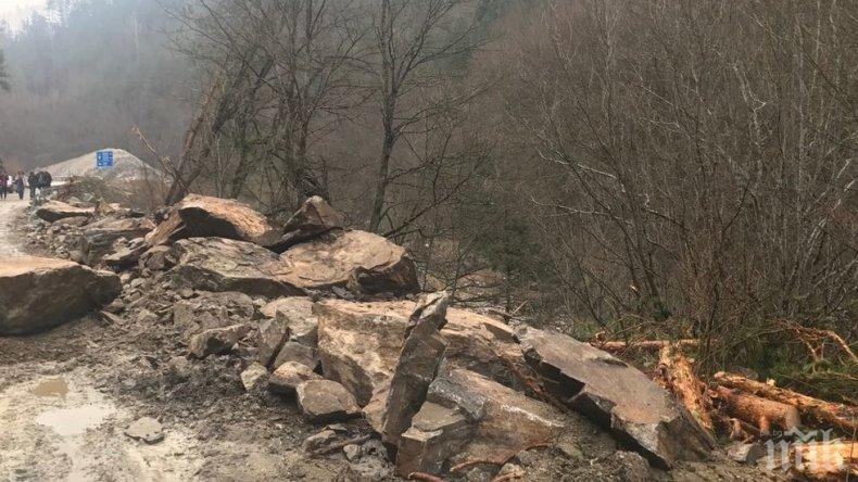 АПИ плаща за обходния път заради голямото срутище край Смолян