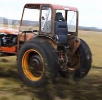 Пиян запалянко изора футболен терен с трактор