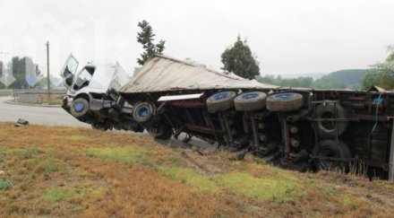 камион преобърна кюстендил