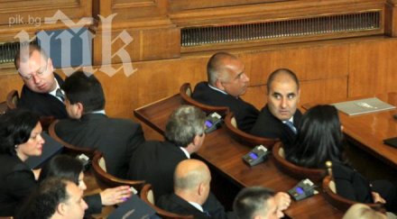 цветанов налага милиционерски ред сред депутатите герб