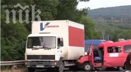 пропан бутан имало камиона блъснал пътнически микробус бургас