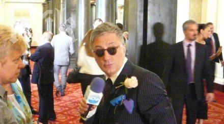 денди заглежда новите депутати