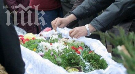 писъци плач погребението убития ток ангел майката припадна