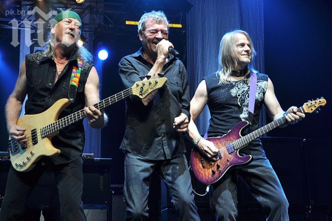 „Дийп пърпъл“ поискаха да им сортират боклука на коцерта в Каварна