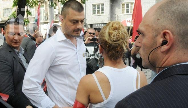 Бареков с яка охрана на сирийски митинг