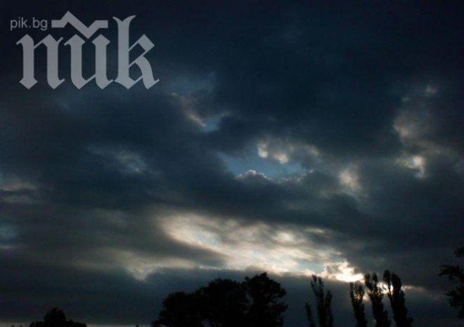 Силна буря се развихри в София