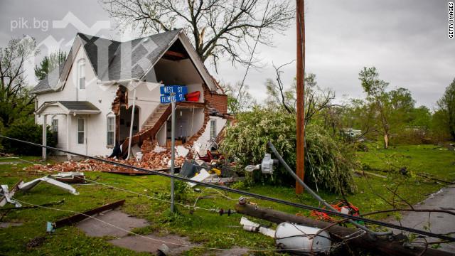 Торнадо уби човек и срина 100 сгради в САЩ