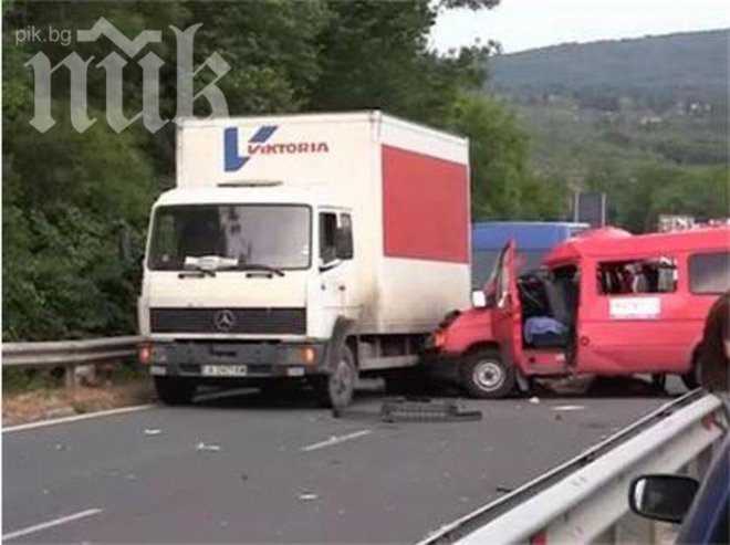 Пропан-бутан имало в камиона, блъснал пътнически микробус край Бургас