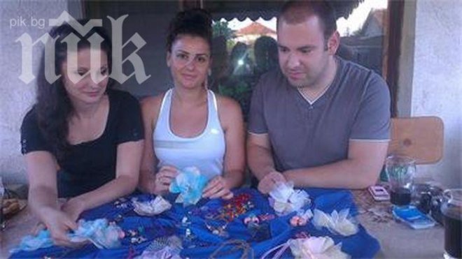 Младежи продават собственоръчно изработени бижута, за да спасят живота на приятел
