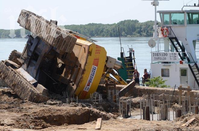 Извадиха катера, потопен от кран в Дунав вчера
