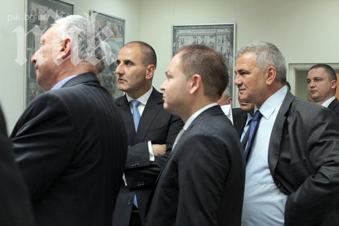 Цветанов се нареди на опашка – правят му служебна снимка като депутат преди ареста (галерия)