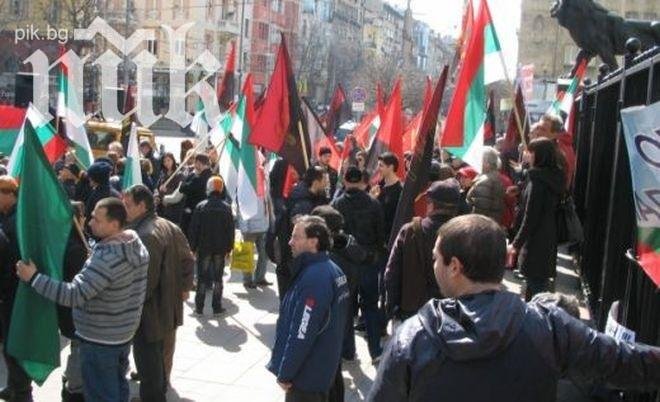 Протестиращите в подкрепа на Цацаров поискаха нови избори