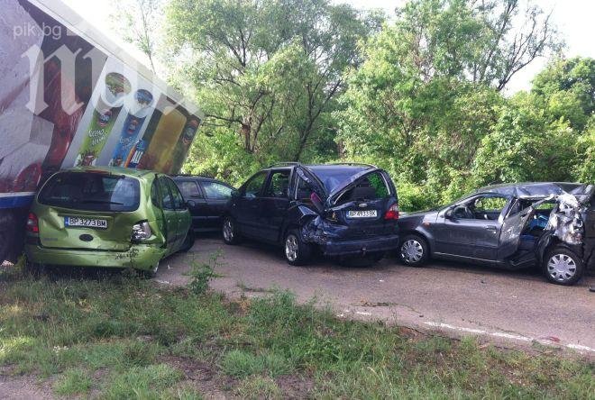 Тир помете шест автомобила 