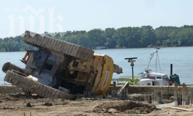 Кран се срути над Дунав, потопи информационен център