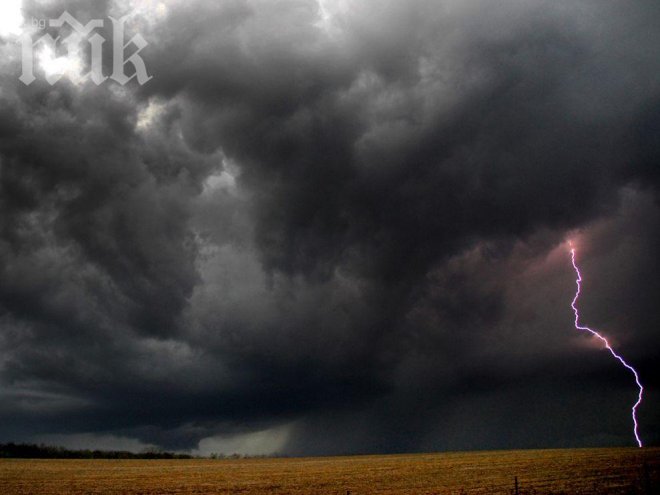 Гръмотевични бури в Кюстендил, Казанлък и Елхово