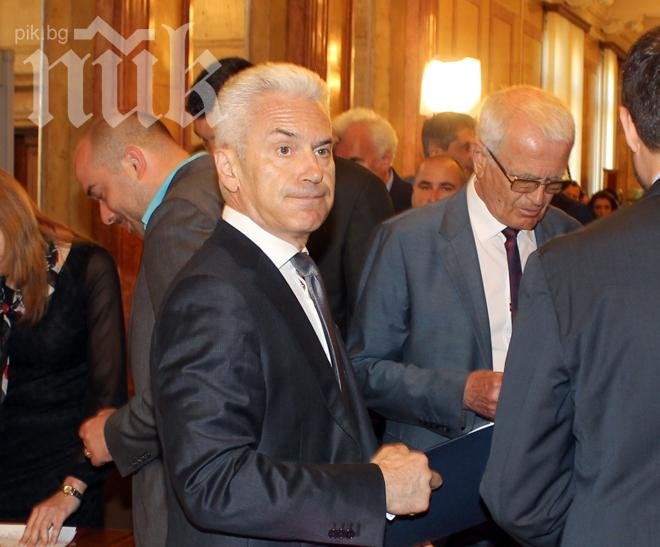 Див екшън пред парламента! Волен налетя на журналист от СКАТ