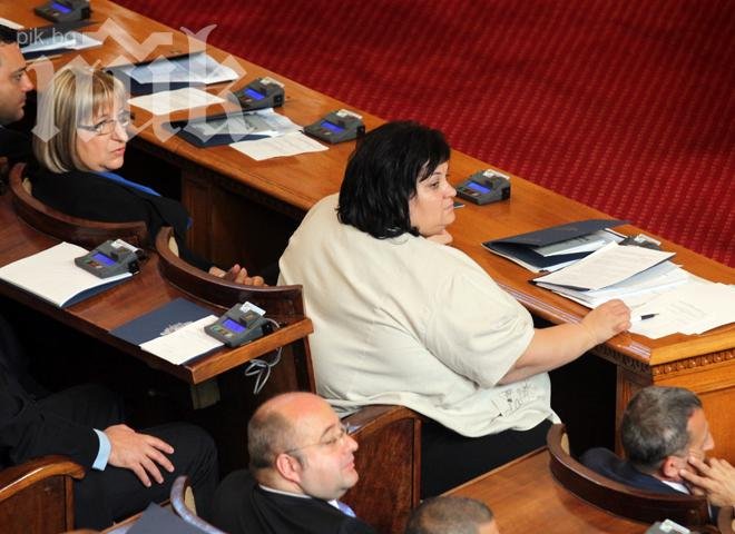 Цялата в бяло, Фидосова освети парламента 