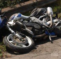 КАСКАДЬОР! Моторист е с опасност за живота, заби се в автобус