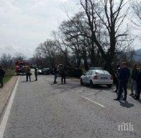 КЪРВАВ РАЗПЕТИ ПЕТЪК! ТИР помете две коли, има загинал и ранени (ОБНОВЕНА/СНИМКИ)