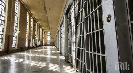 последните минути единият избягалите затворници движел свободно зандана