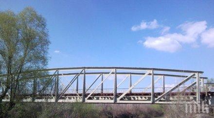 истински факир циганин задигна тонен мост