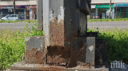 смъртта дебне бургас прояден ръжда билборд застрашава пешеходци възлов булевард снимки