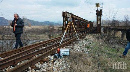 тревога опасен железопътен мост дебне жертви кмет силно притеснен ситуацията критична снимки