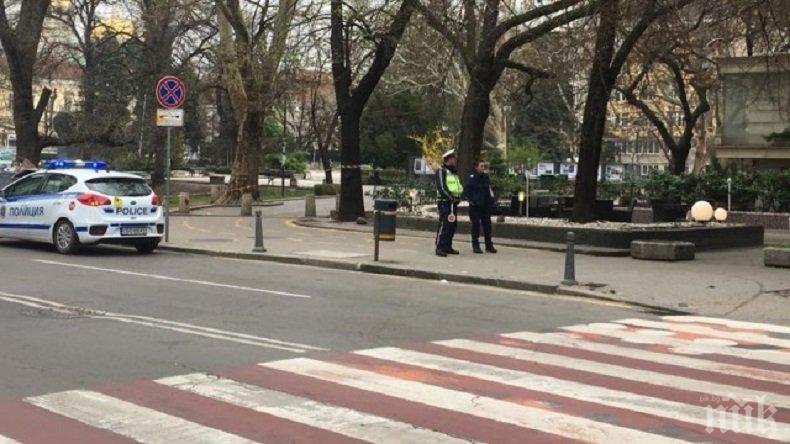 Паника в центъра на София! Полицията отцепи градинката при „Кристал“ (СНИМКИ)