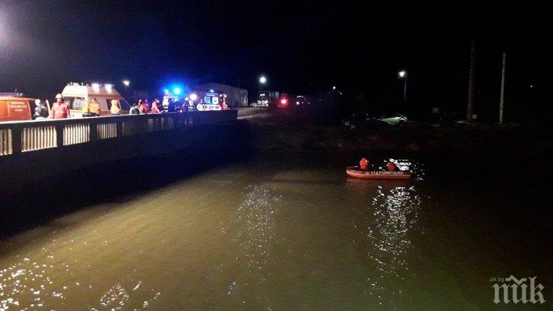 ТРАГЕДИЯ В РУМЪНИЯ! Микробус падна в река, жертвите са 7 (СНИМКИ)
