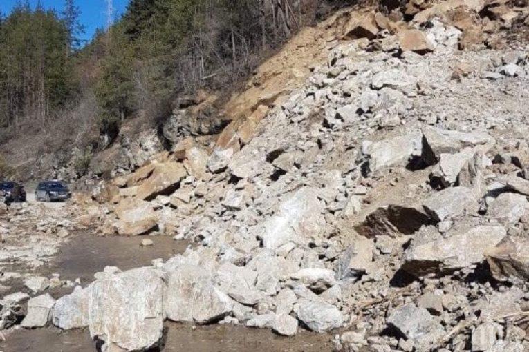 ВНИМАВАЙТЕ! Паднали скали затрудняват движението към Рилския манастир
