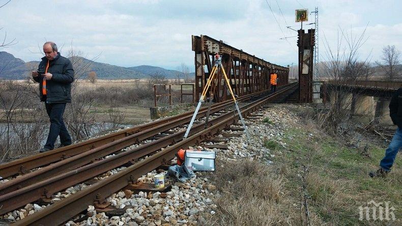 ТРЕВОГА! Опасен железопътен мост дебне жертви! Кмет силно притеснен: Ситуацията е критична! (СНИМКИ)