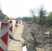 Наскоро ремонтираният път между Враца и Криводол вече се руши