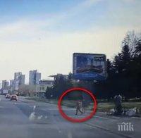 ШАШ! Циганин кара децата си да скачат пред колите в Бургас (ВИДЕО)