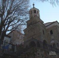 Доброволци спасяват емблематична църква на Кольо Фичето (СНИМКИ)