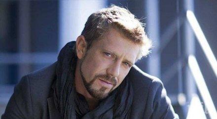 стиснат калин врачански циция бранша актьорът набутва приятелите пести телефон