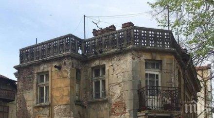 пълен абсурд паркирано бентли порутена сграда събра погледите пловдив