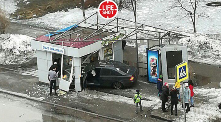 екшън един пострадал мерцедес вряза спирка новокузнецк