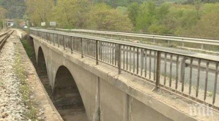 опасно мостът кресна лошо състояние