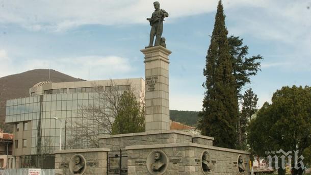 Скандал! Разследват шефка в МОН за конфликт на интереси