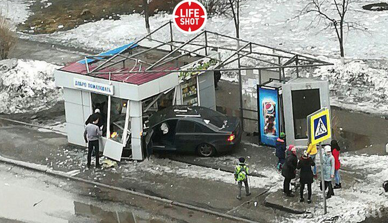 Екшън! Един пострадал, след като „Мерцедес“ се вряза в спирка в Новокузнецк
