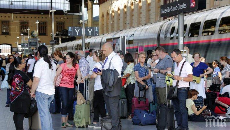 Милиони французи и туристи заложници на стачкуващите железничари