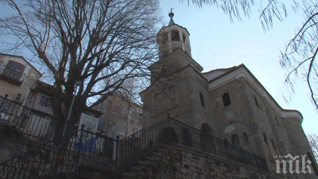 Доброволци спасяват емблематична църква на Кольо Фичето (СНИМКИ)