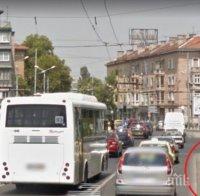 Дядка с лада катастрофира в центъра на Пловдив