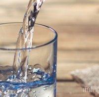 Чаша с вода чисти лошата енергия вкъщи