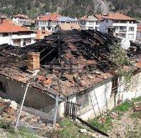 Пожар унищожи покрива на вековната Папратилова къща